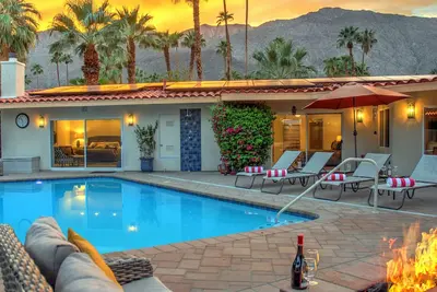 Image de Hidden Haven - 4 chambres à coucher avec lit King, table de billard, foyer, marche en ville!