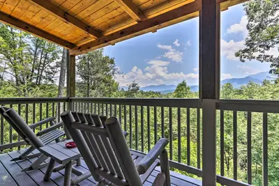 Image de Gatlinburg Cabin w / Private Hot Tub & Mtn Views!