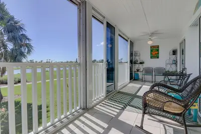 Image de Sandcastle Shores: retraite tranquille sur l'île avec vue sur le parcours de golf et le lac