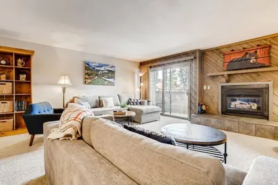 Image de Meilleur Emplacement Et Piscine! ! - À 150 mètres de Main St-Super Roomy - par iTrip