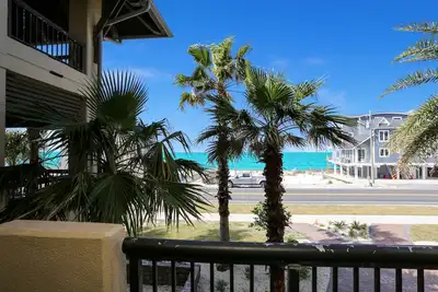 Image de Condo appartenant à un ancien combattant, récemment redécoré avec piscine et superbes vues dans le club du Mxb ~ poisson rouge poisson bleu