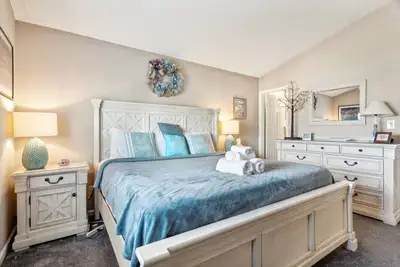 Image de Condo réduit et récemment rénové 1. 5 blocs de Beach Street Usa!