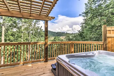 Image de Sevierville Cabin w / Private Mtn View Hot Tub!