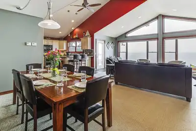 Image de Edgerton Home spacieux avec plage privée et vues!