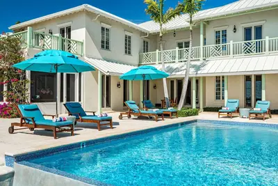 Image de Oceanfront Luxury, piscine à débordement, à pied de Taylor Bay Beach!