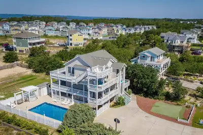 Image de C7006 Country Club. Piscine, bain à remous, entrée sans clé, aire de jeux, volley-ball!