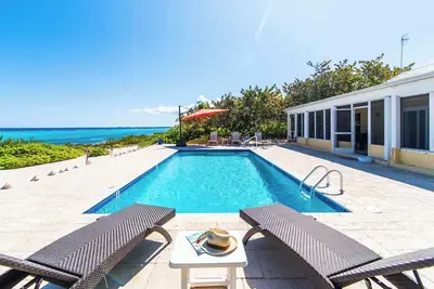 Image de Thatch Hill: Snorkeling Haven à Rum Point avec piscine Oceanside et porche blindé