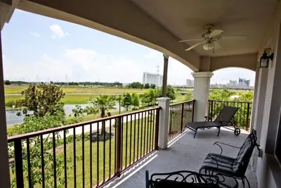 Image de Réservez pour l'été maintenant! Rare, le plus grand condo avec vue sur le lac, unité de coin tranquille