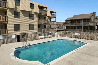 Image de Beach Bum Oceanfront Condo à Admirals View Iii, à proximité de Kill Devil Hills Attractions