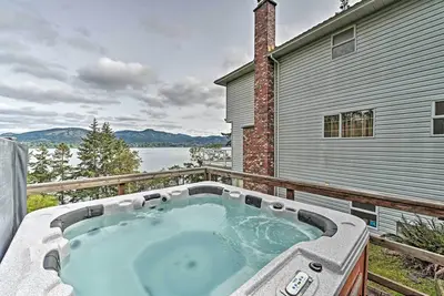 Image de Oceanfront 5br Sooke Home w / Hot Tub & Huge Deck!