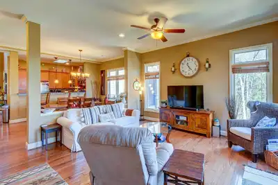 Image de Nouveau! Lakefront 3br West Union Townhome avec patio!