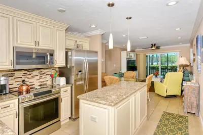 Image de Luxurious Living by Siesta Beach dans cette unité rénovée au rez-de-chaussée 2b / 1b avec des décorations personnalisées