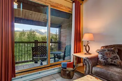 Image de Superbes vues sur la montagne Breckenridge! Marche rapide vers les ascenseurs / centre-ville! Piscine, bain à remous, balcon privé!