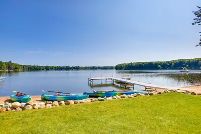 Image de Lakefront Interlochen Home w / Deck, Fire Pit & Dock