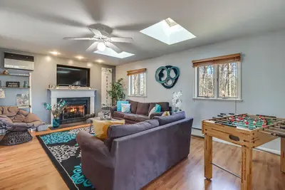 Image de Pocono Lake Home w / Ac, barbecue, grande terrasse et foyer!