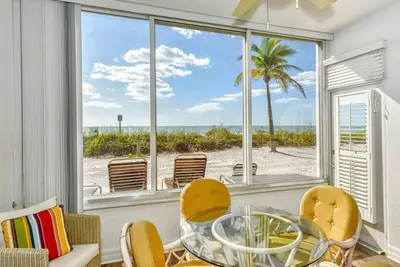 Image de Turtle Beach, front de mer, premier étage, embarcadères et WiFi gratuits