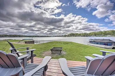 Image de Lakefront Benton Harbor Accueil w / Dock & Huge Yard!