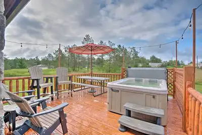 Image de Cabine rustique Benezette avec véranda, bain à remous et foyer