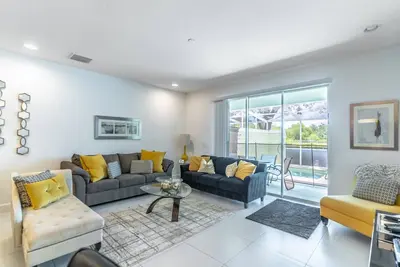 Image de Wow $ 100 / nt spécial de mai, Réservez maintenant! Regarder la télévision au bord de la piscine! Vues sur le balcon! Disney à proximité!