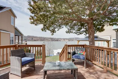 Image de «Le Far Out» Camdenton Cottage w / Dock Access!