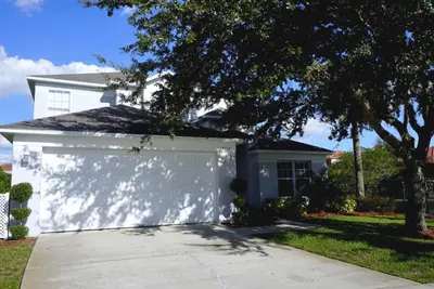 Image de Piscine privée et Salle de jeux - à 15 minutes de Disney!