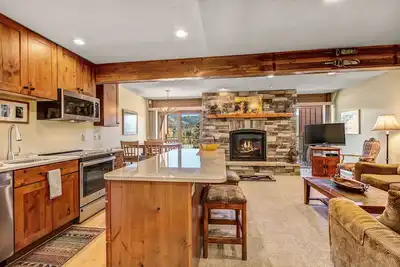 Parfait pour le vélo / randonnée / ski! Accès au spa, accès à la rue principale, parking couvert, 8 couchages!