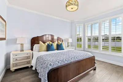 Image de Condo récemment mis à jour avec vue sur le golf et l'eau; Piscine chauff��e avec bain à remous; Proche des plages / shopping!