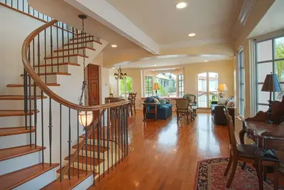 Belle maison de ville lumineuse et charmante sur 3 étages dans une rue magnifique à Newport!
