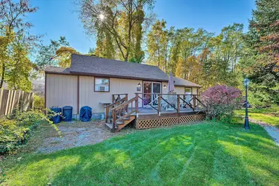 Image de Bolton Landing Cottage w / Deck - Marchez jusqu'Ă la plage!