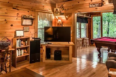 Image de 4 chambres avec table de billard et bain à remous, tarifs récemment réduits!