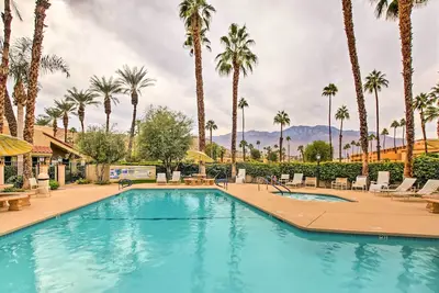 Image de Condo moderne de Palm Springs avec accès à la piscine et au bain à remous!