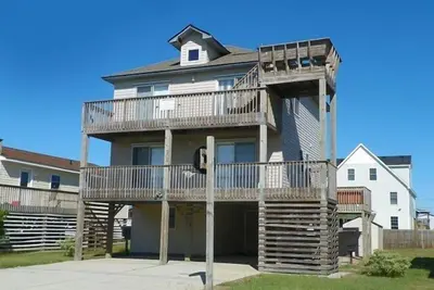 Image de Oceanside! - 4 chambres à coucher, bain à remous, Wifi, nid de corbeau, table de billard!