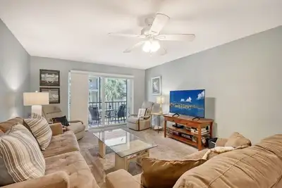 Image de 2b / 2b Unité de jardin avec vue partielle sur la piscine: ventilateurs dans toutes les chambres