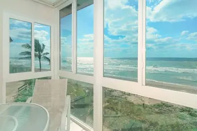 Image de Sophistication et confort face à la plage, 3e étage, quais de bateau gratuits et Wi-Fi