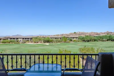 Image de Maison de ville de luxe de 2450 pieds carrés avec terrain de golf et vue sur la montagne!