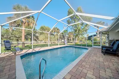 Image de Island Dreams: magnifiquement rénové West Gulf Drive Pool Home & Beach Oasis!