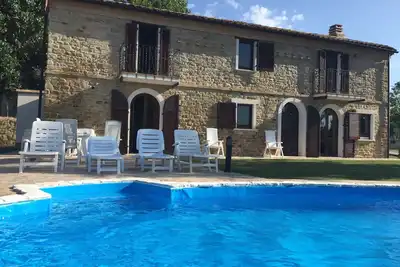 Image de Ferme de luxe avec piscine privée et vues spectaculaires.