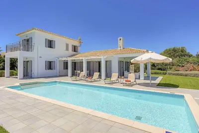Image de Villa Votsalo - Cette villa comprend une piscine privée, Wi-Fi & A / C