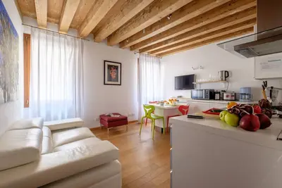 Image de Appartement élégant moderne au début du Castello, Salizada San Lio