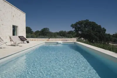 Image de Villa moderne et élégante avec piscine, située dans un domaine boisé et d'oliviers