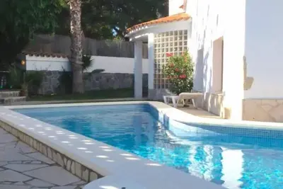 Image de Villa dans quartier calme avec piscine privée, 10min plage et centre