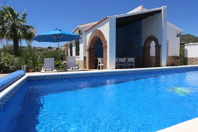 Image de Villa privée moderne avec grande piscine, peut accueillir jusqu'à 8 avec salle de cinéma \/ salle de jeux