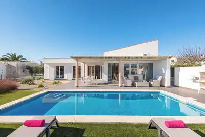 Image de Binirubi - élégante villa très proche de la plage! Piscine, Wi-Fi, A / C et ping-pong!