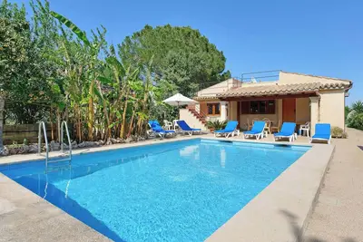 Image de Villa Magdalena - A proximité des commodités locales a Wi-Fi, une piscine privée et A / C