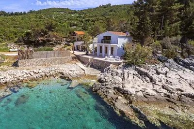 Image de \"Villa Mendes\" - nouvelle villa en bord de mer avec piscine