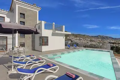 Villa Iris - Villa moderne avec piscine privée, Wi-Fi & A / C