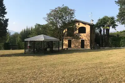 Image de Casottino suggestif immergé dans la campagne de la Brianza