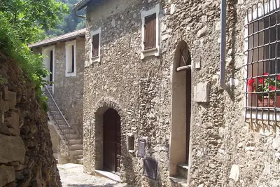 Image de maison en pierre, village médiéval. 15 km de la mer. terrasse