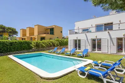 Image de Villa Sol De Flandes - villa élégante près de la plage et des magasins, avec piscine, WiFi et Ac