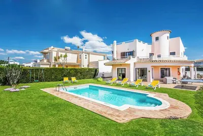 Image de Villa Charlota - grande villa (8 personnes) avec piscine, Wi-Fi, A / C - proche des commerces